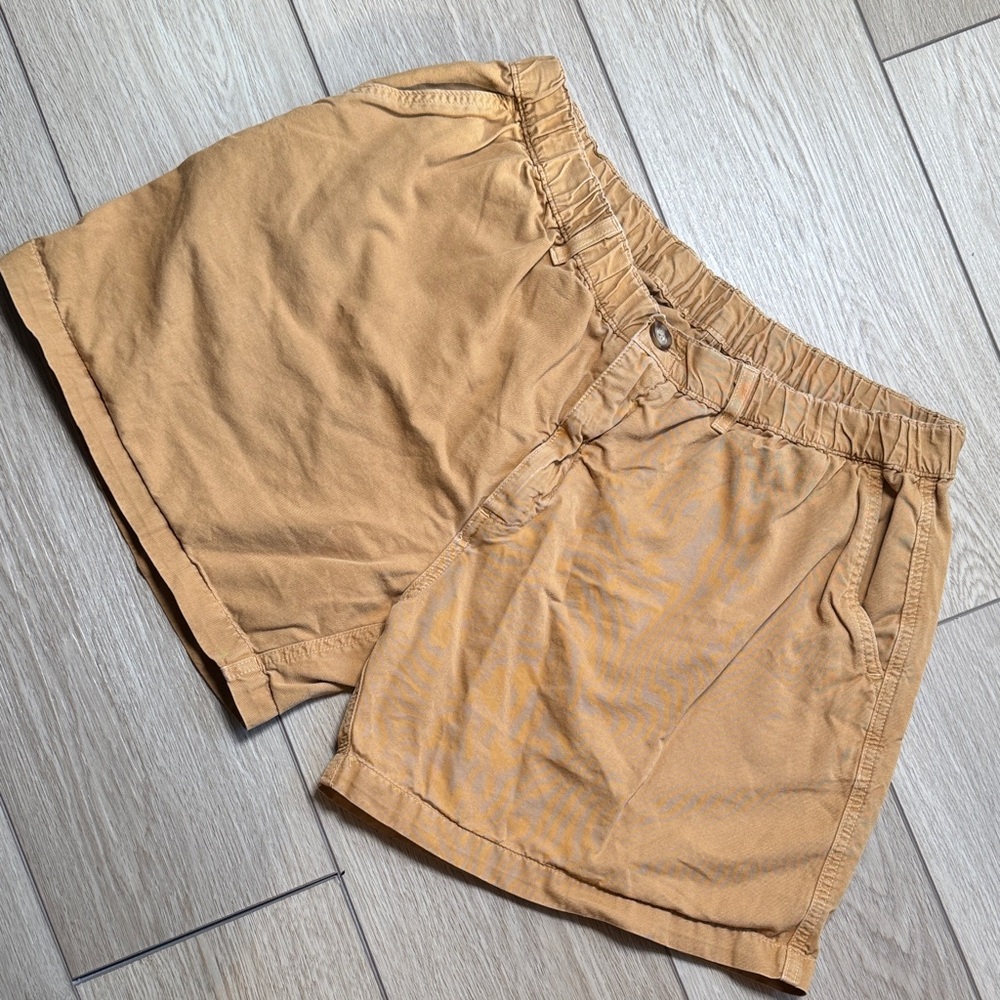 chubbies Women's Tan Elastic-Waist Shorts